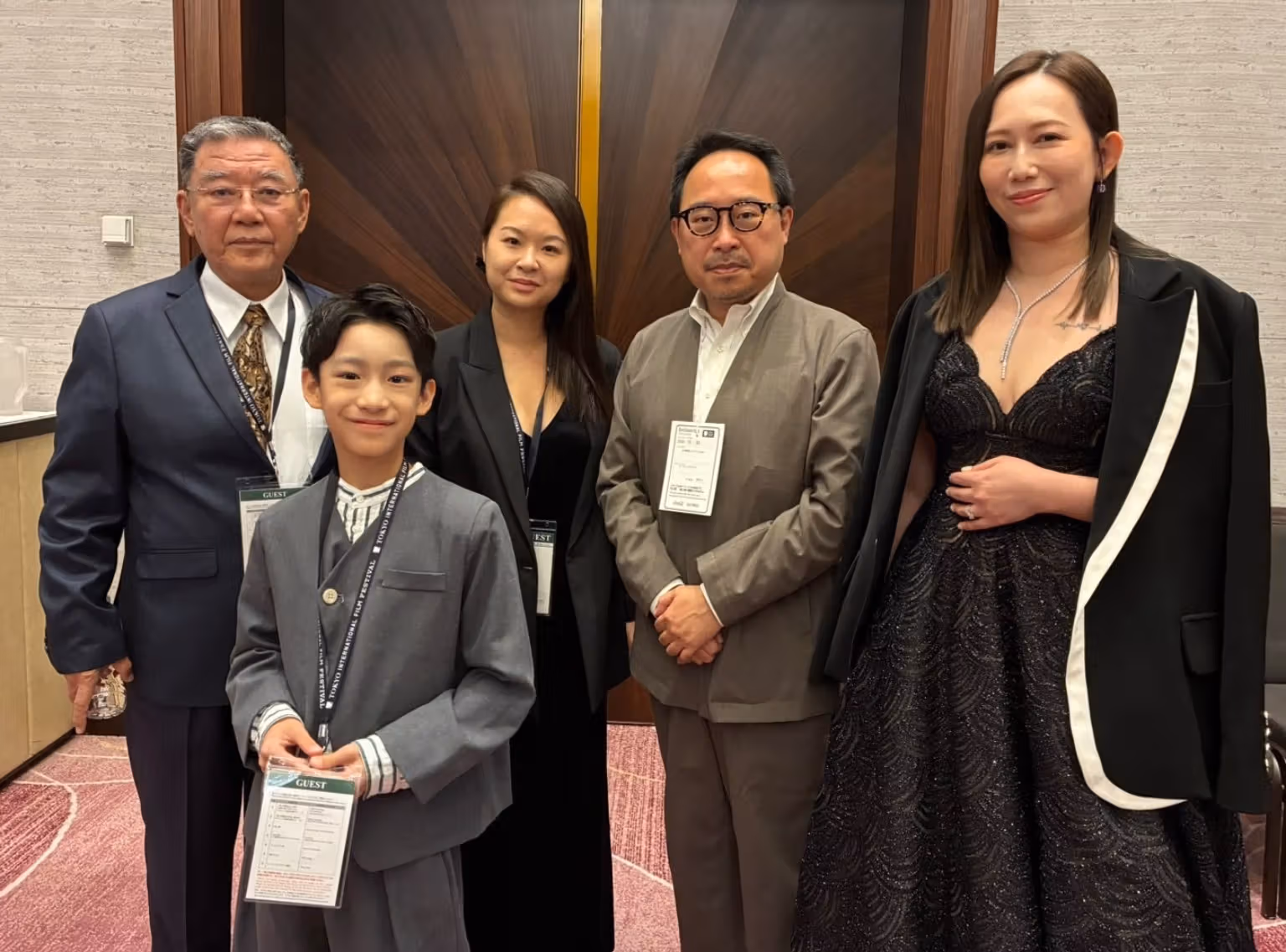 チェン・イーロン監督、出演者、文化センター代表の室内での集合写真