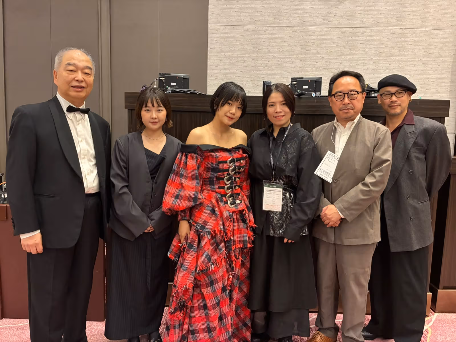 リー・イーシャン、リン・イーティンら『虹と踊る』関係者と代表の集合写真