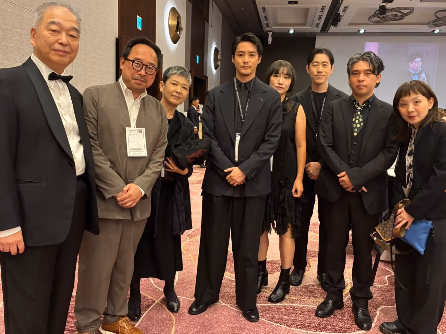 池田暁監督ら『妖怪、化物をひろう』の映画人と代表の室内集合写真