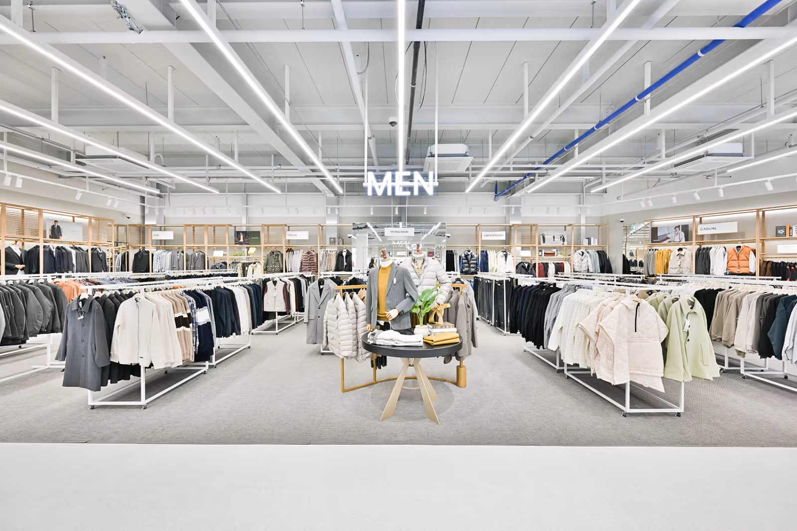 수완점 2층 MEN 표시와 카테고리별 의류 공간