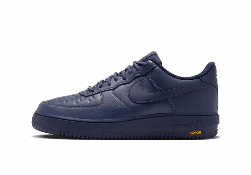 Air Force 1น้ำเงินเข้มด้านข้างและตราVibramเหลืองเดิม