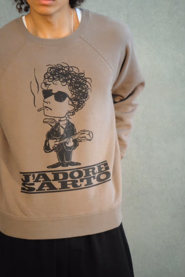 SARTO × JʼADORE GODARD大學衫：虛構歌手與導演，把幽默穿進秋冬