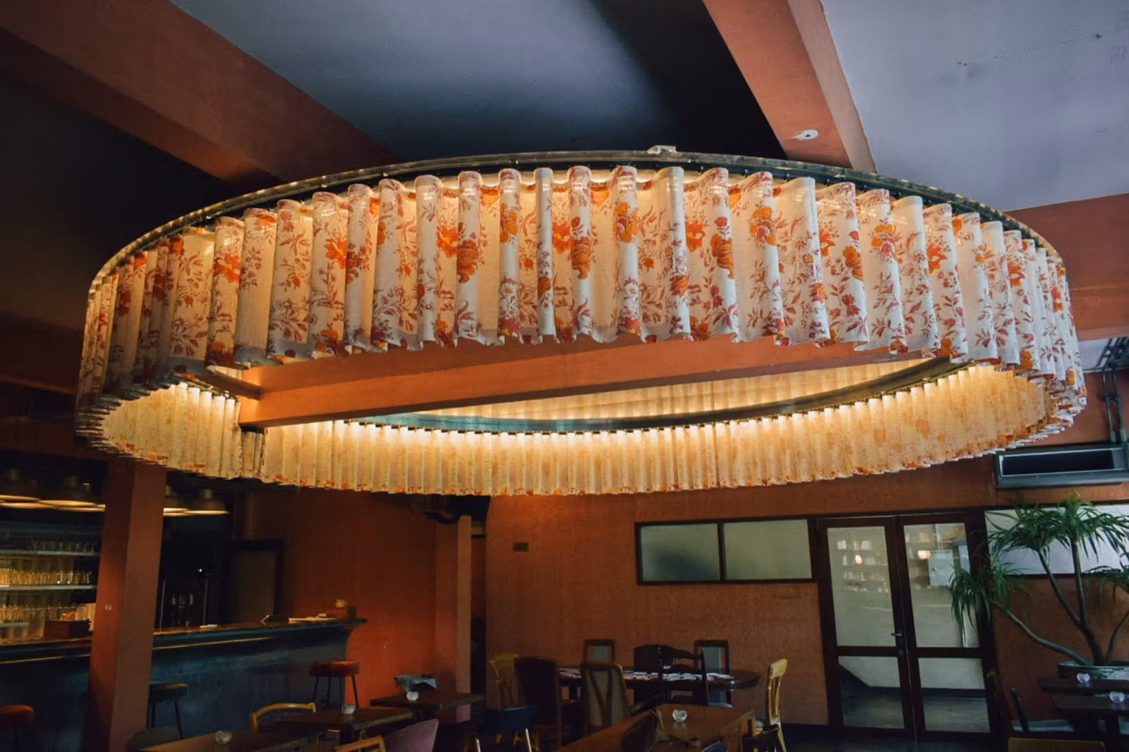 曼谷 Sala Saneha 把電影、書店與餐酒館放進老屋：10月31日可看《鬼店》