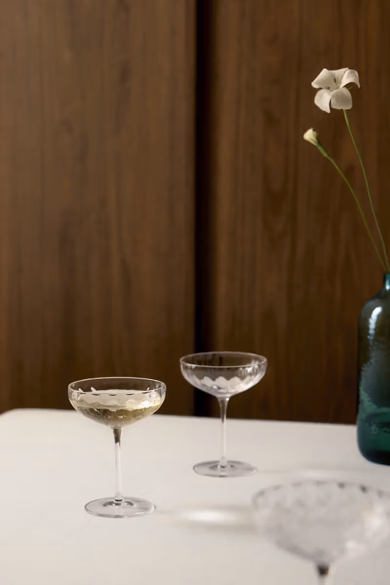 桌面上的透明細腳香檳淺杯
