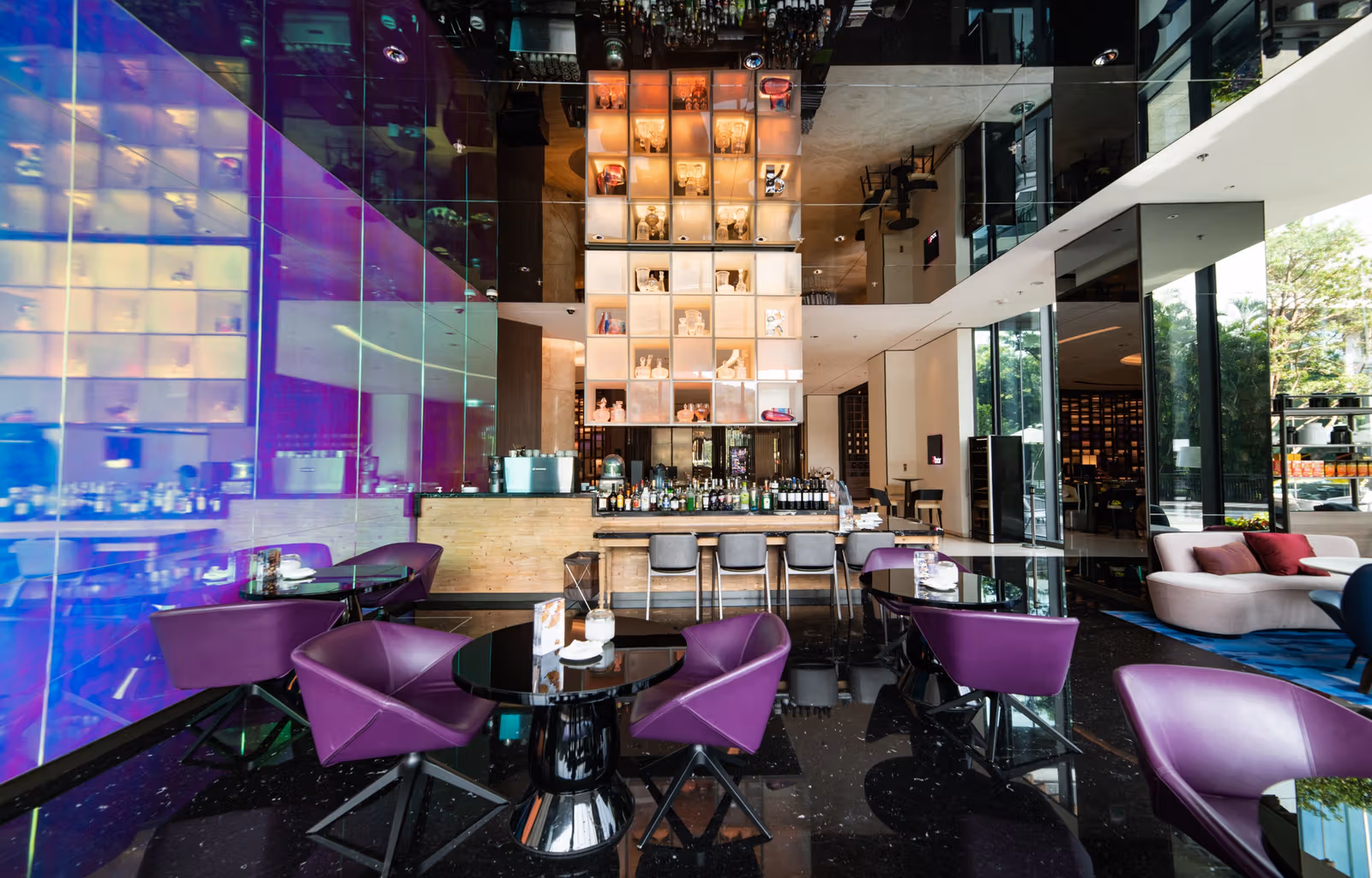 ภาพพื้นที่เดิมของ R bar แสดงที่นั่งสีม่วงและบริเวณบาร์เพดานสูง