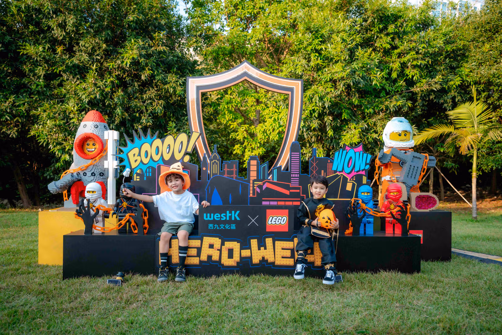 ฟิกเกอร์ LEGO และฉากถ่ายภาพแบบการ์ตูนใน Secret Garden โดยคงข้อความแบรนด์และงานตามต้นฉบับไว้