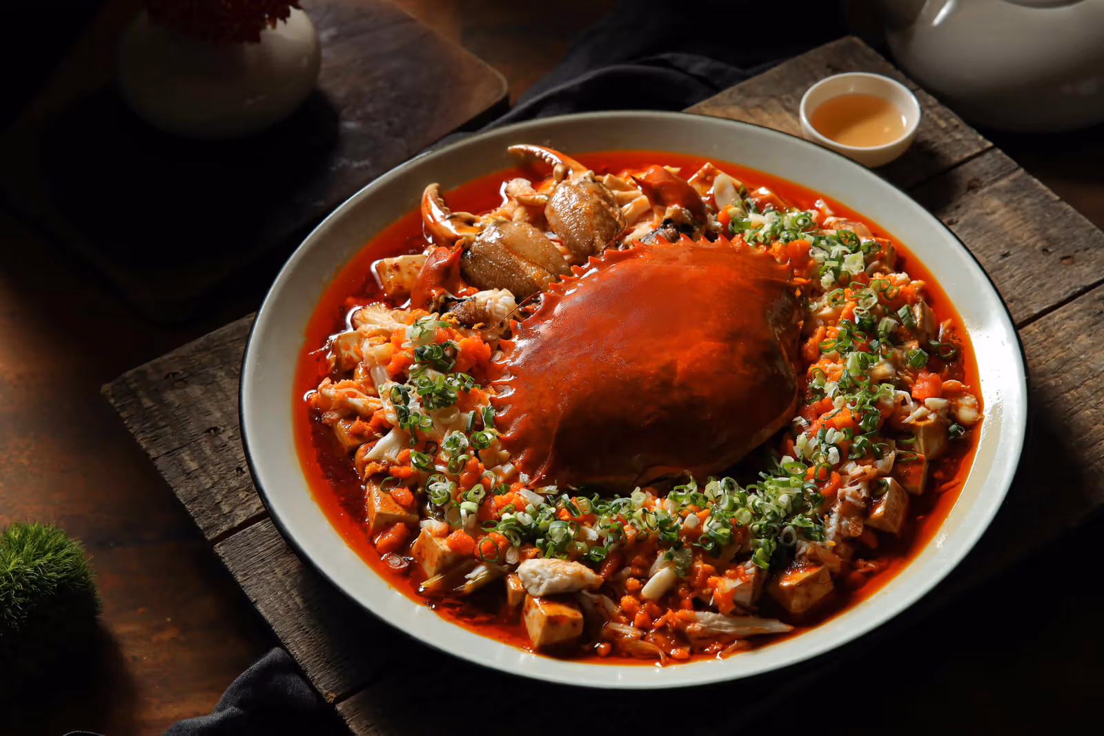 蟹入り麻婆豆腐の公式写真。蟹は蒸してから身をほぐします。