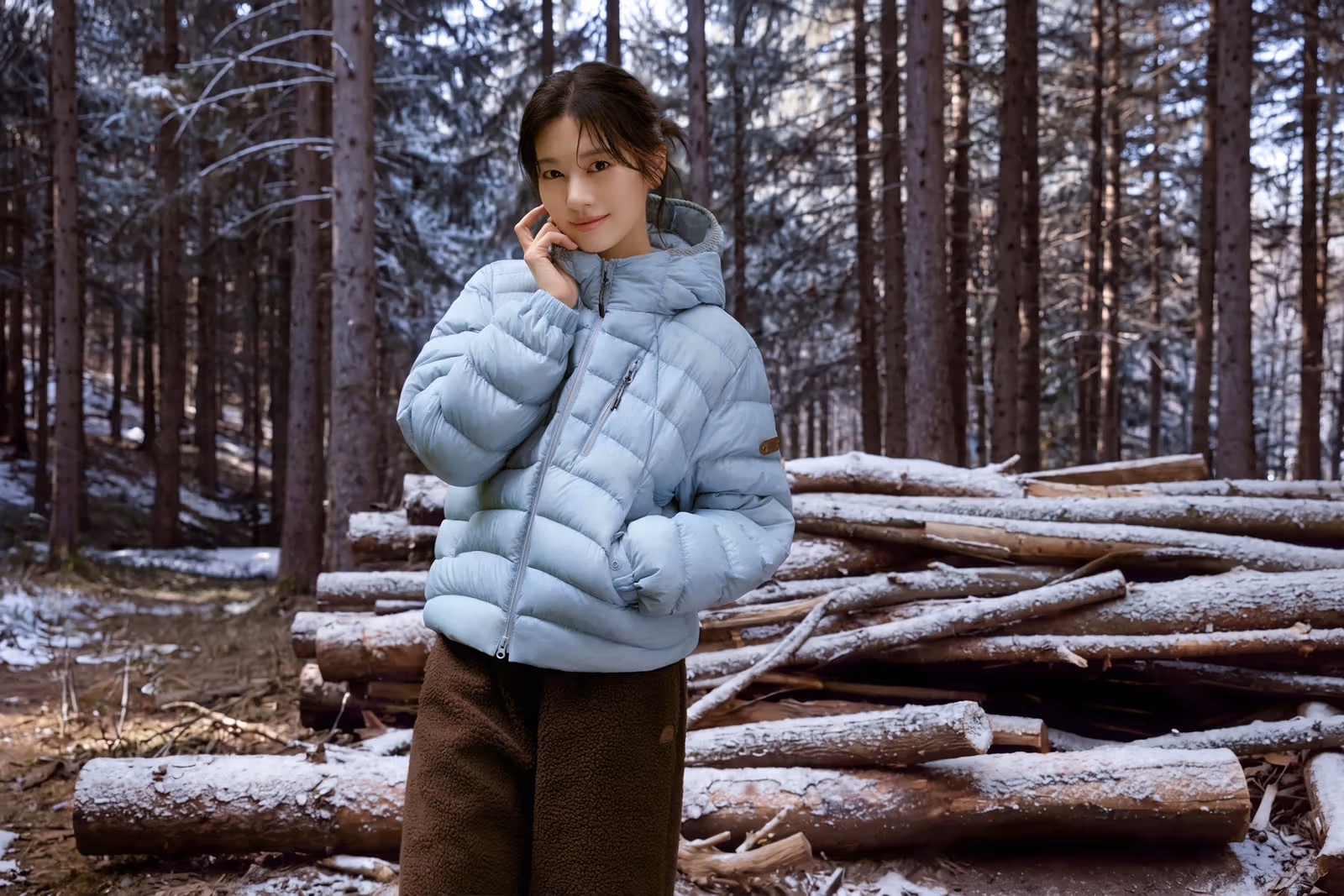 브랜드 촬영 기획의 숲 배경에서 연한 파란 구스다운을 입은 정소민.