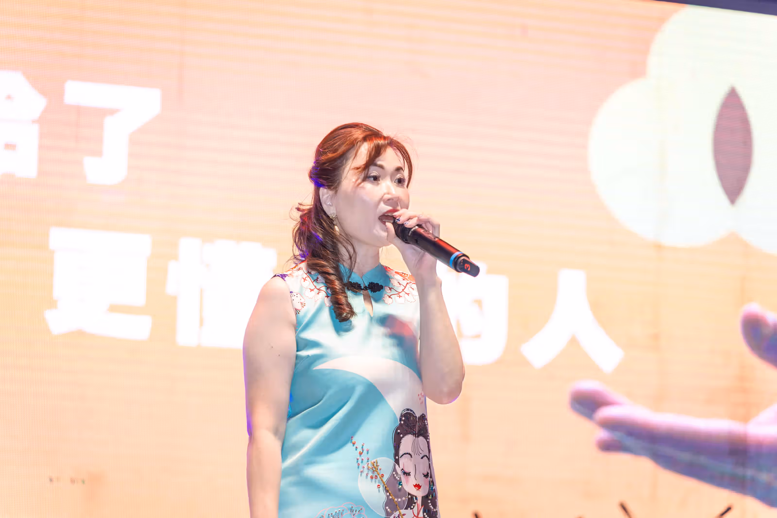 한린차관 회장 왕리위가 40주년 기념식에서 발언하는 모습.