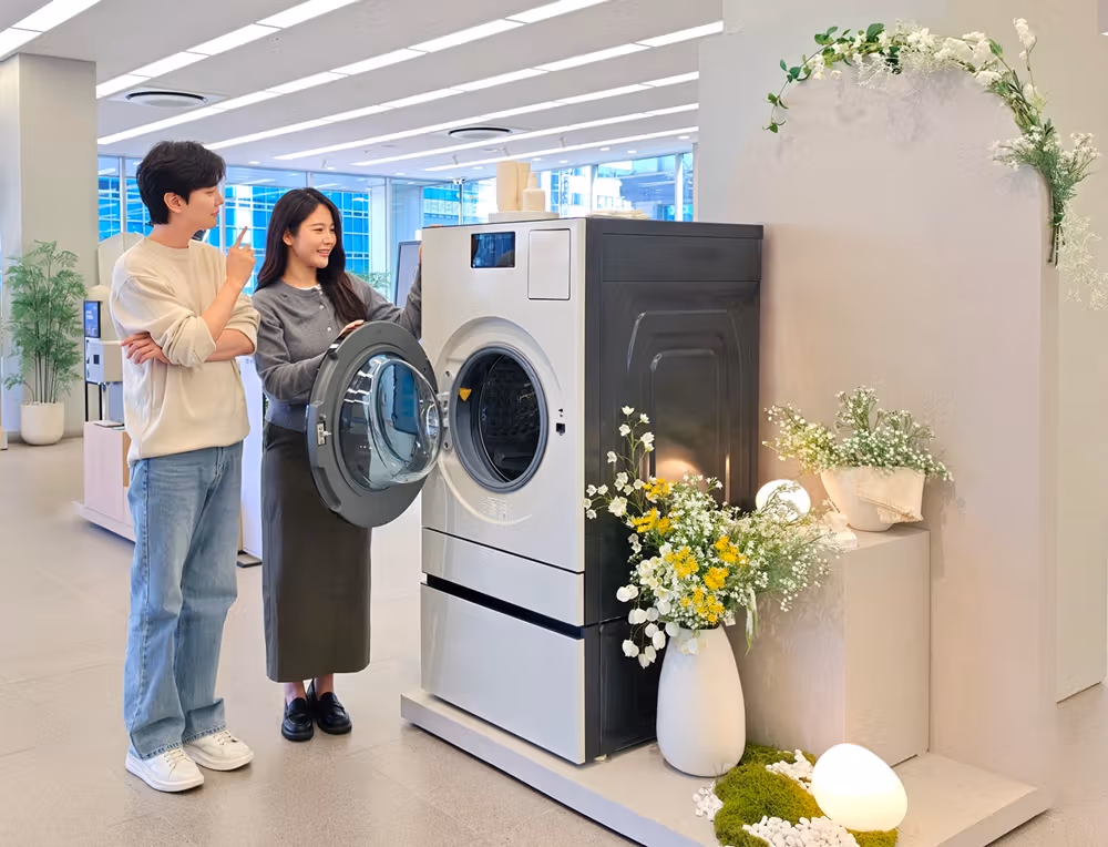 문이 열린 세탁건조기 옆 모델들