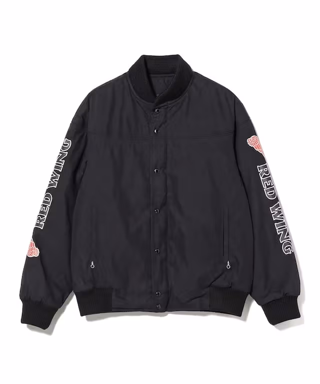 소매에 RED WING 글자와 날개 그래픽이 있는 검정 Cap Shoulder Blouson 정면.
