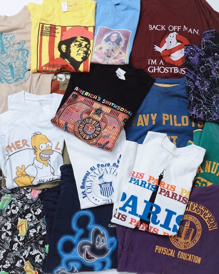 เสื้อยืดลายกราฟิกที่เป็นดีไซน์เดิมของเสื้อ ไม่ได้หมายถึงคอลแลบคาแรกเตอร์ใหม่ของงาน