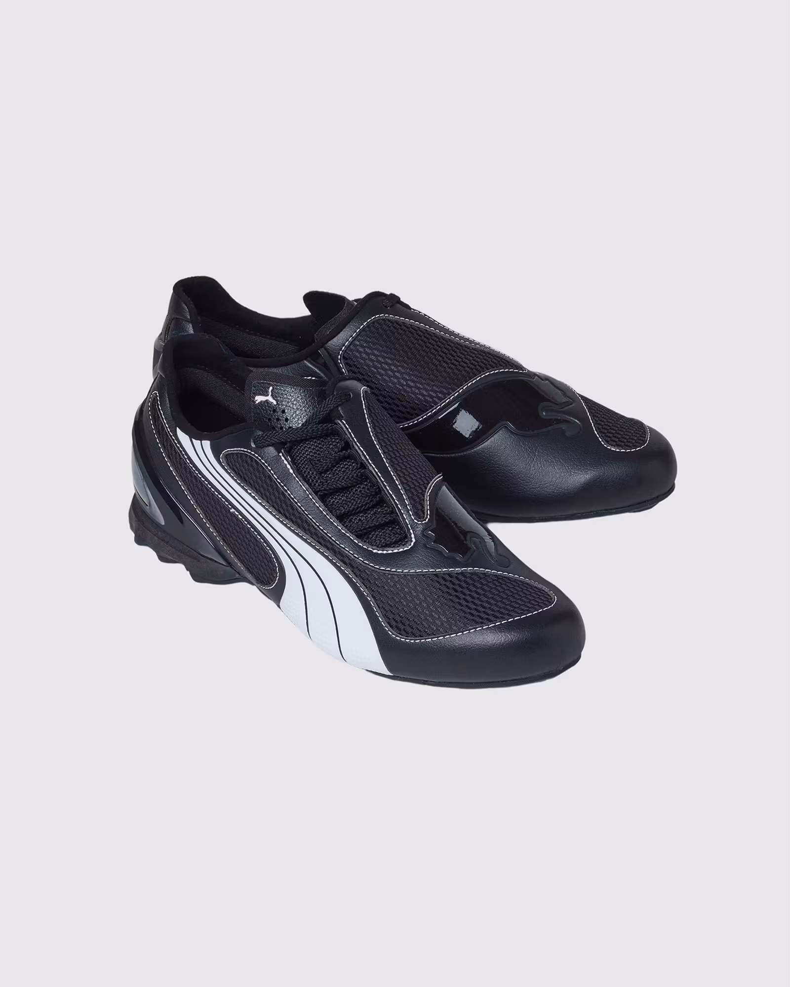 PUMA × SEDAN V-S1 สีดำ พร้อมตะเข็บขาวและเส้นด้านข้างที่ได้แรงบันดาลใจจากรองเท้าฟุตบอล
