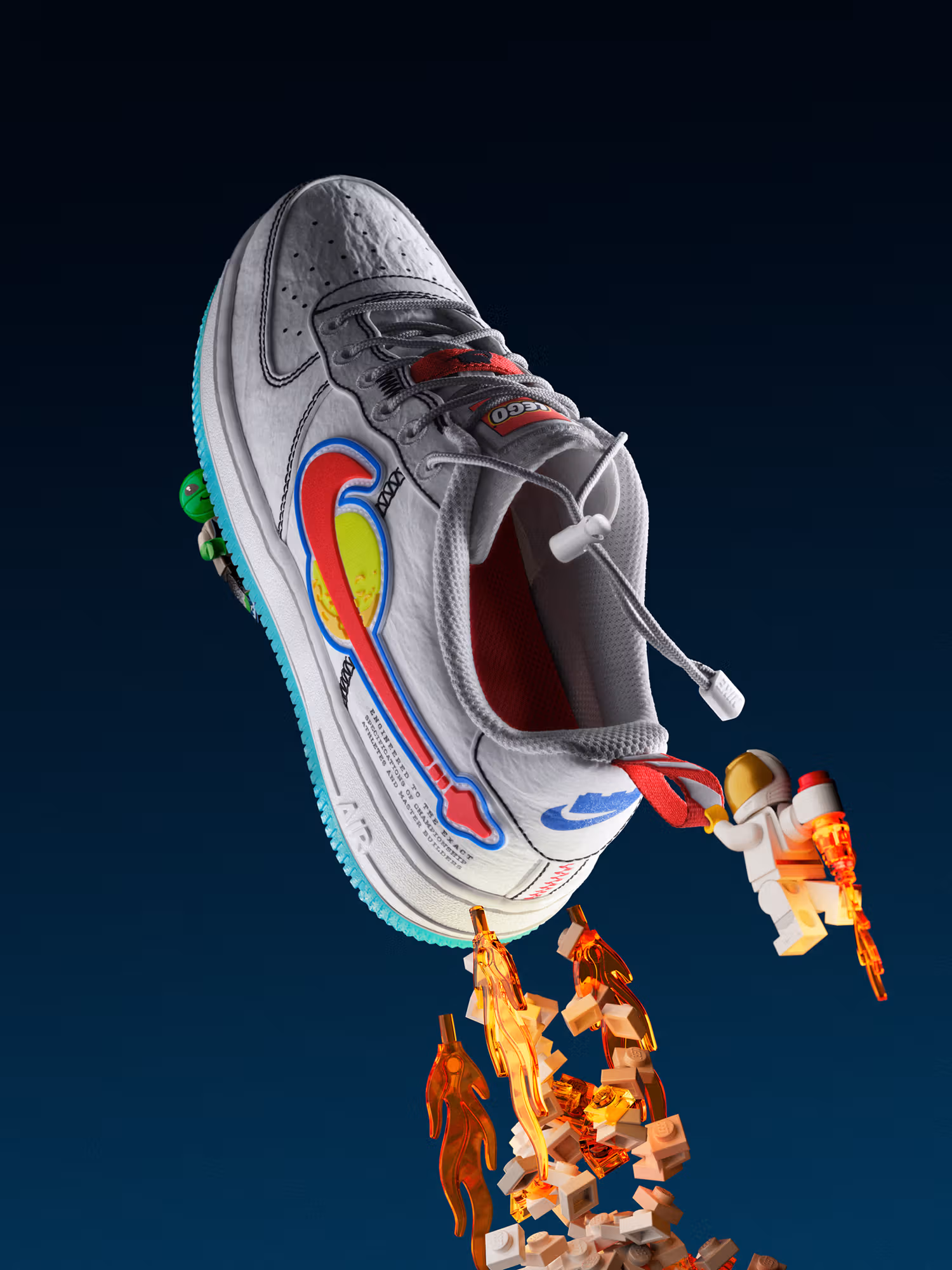 グレーと白のアッパー、カラフルなSwoosh、宇宙飛行士のブロック演出を組み合わせたAir Force 1 Low LV8公式画像。