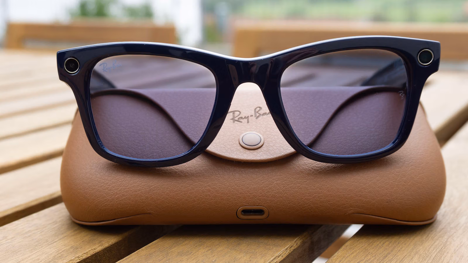 Ray-Ban Meta 拍照存本機、AI一問就上傳，四套隱私規則各玩各的