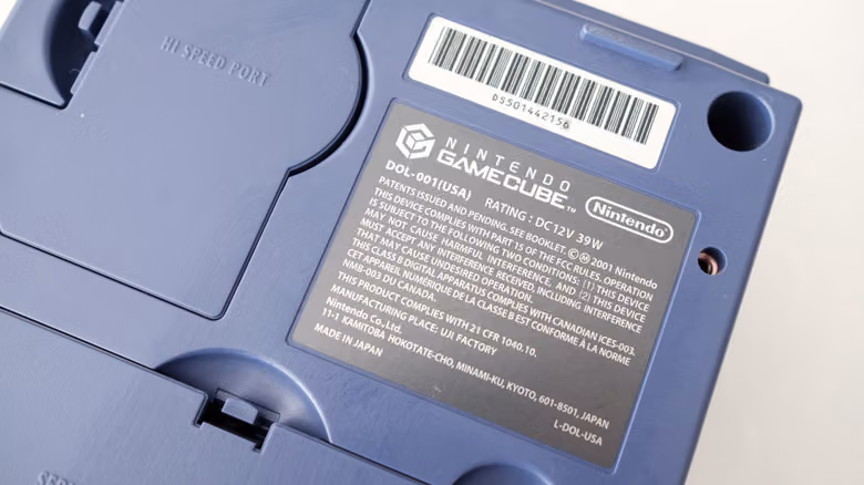 GameCube要接現代電視,先翻到主機背後看那個孔在不在