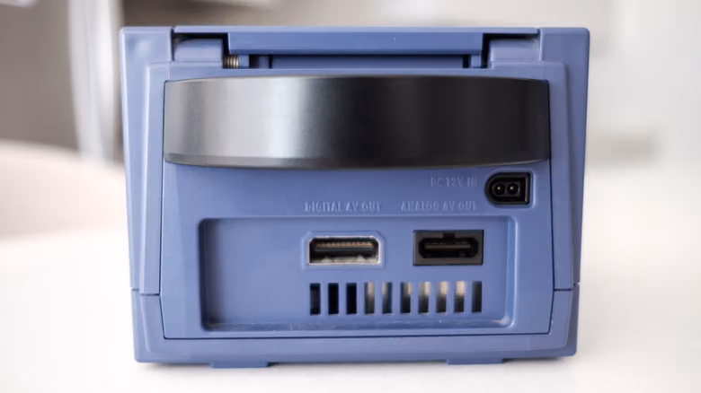 GameCube要接現代電視,先翻到主機背後看那個孔在不在