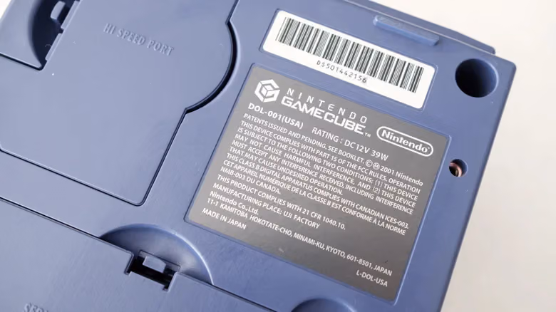 GameCube要接現代電視,先翻到主機背後看那個孔在不在